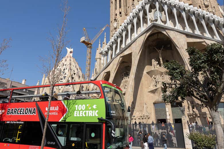 El autobús ante la Sagrada Familia