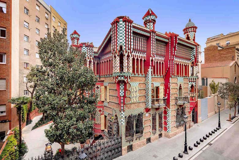 Exterior de la colorida Casa Vicens