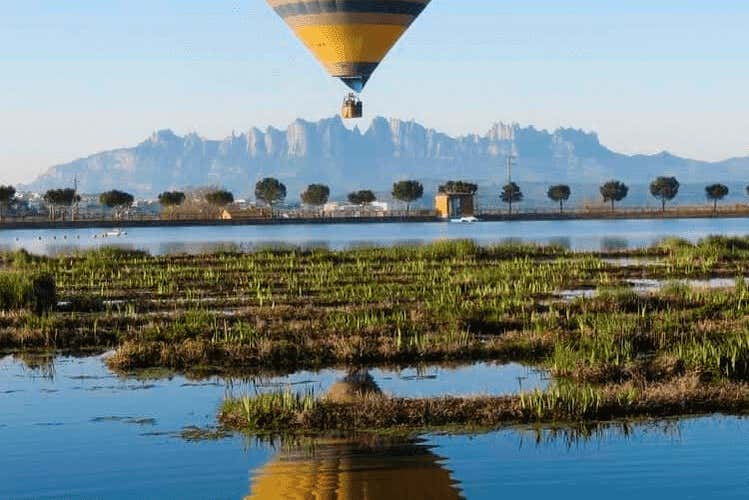 Globo por los campos de Montserrat