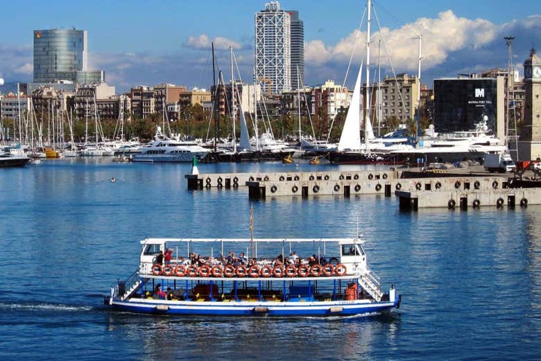El barco Las Golondrinas por el puerto de Barcelona