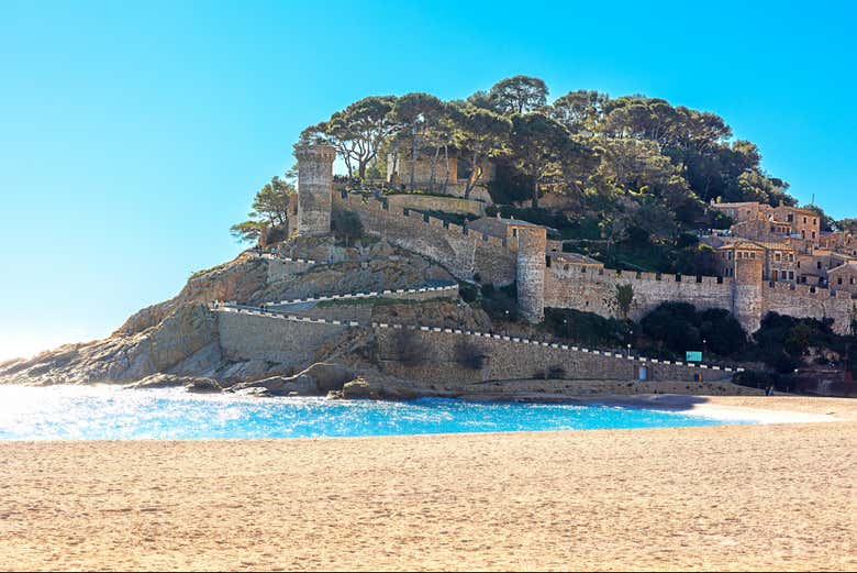 Playa Grande y fortaleza de Tossa de Mar