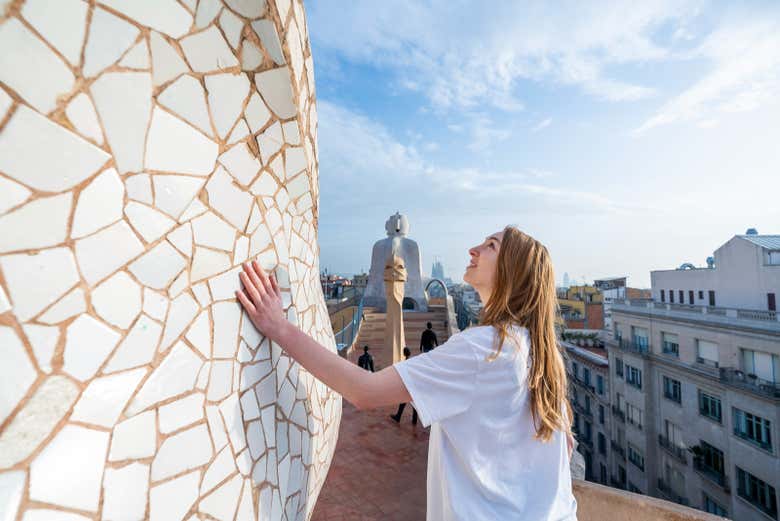 Tocando a uno de los guerreros de La Pedrera
