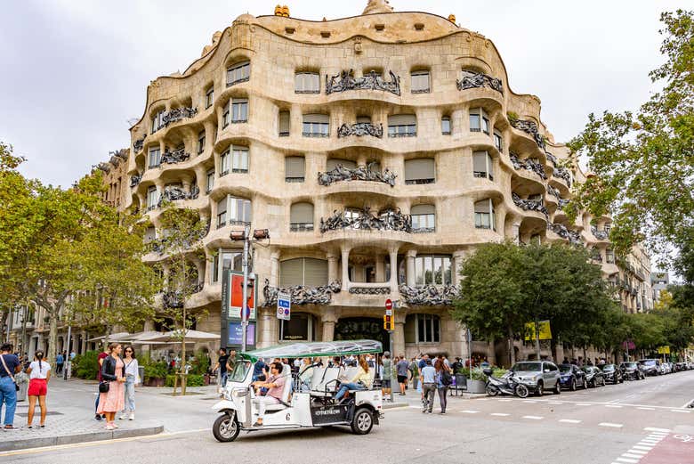 Recorriendo en tuk tuk el Paseo de Gràcia