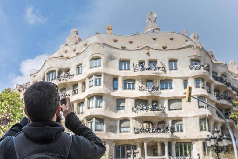Turista frente a La Pedrera