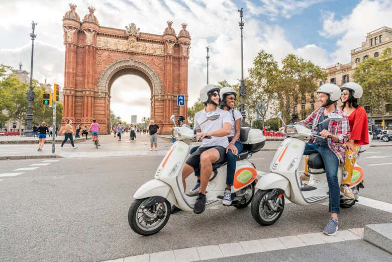 Vespas junto al Arco del Triunfo de Barcelona