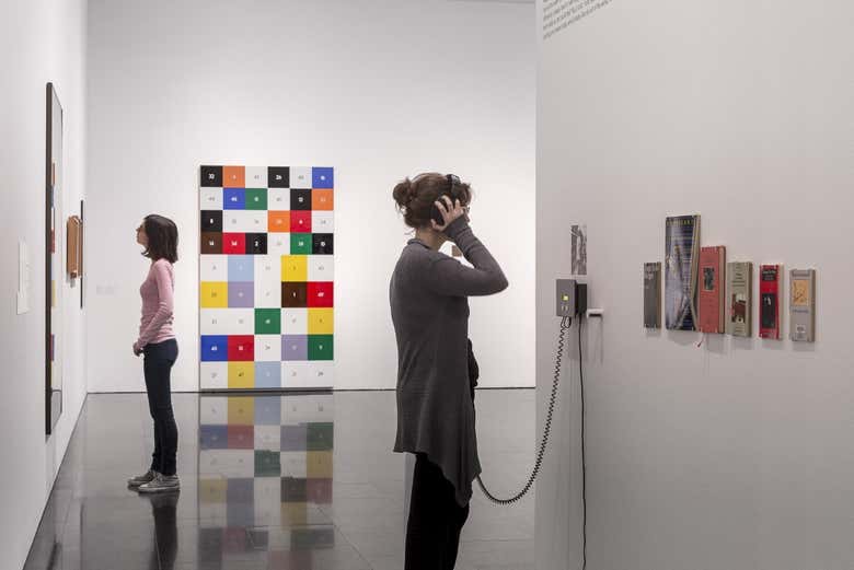 Visitando una de las salas del MACBA